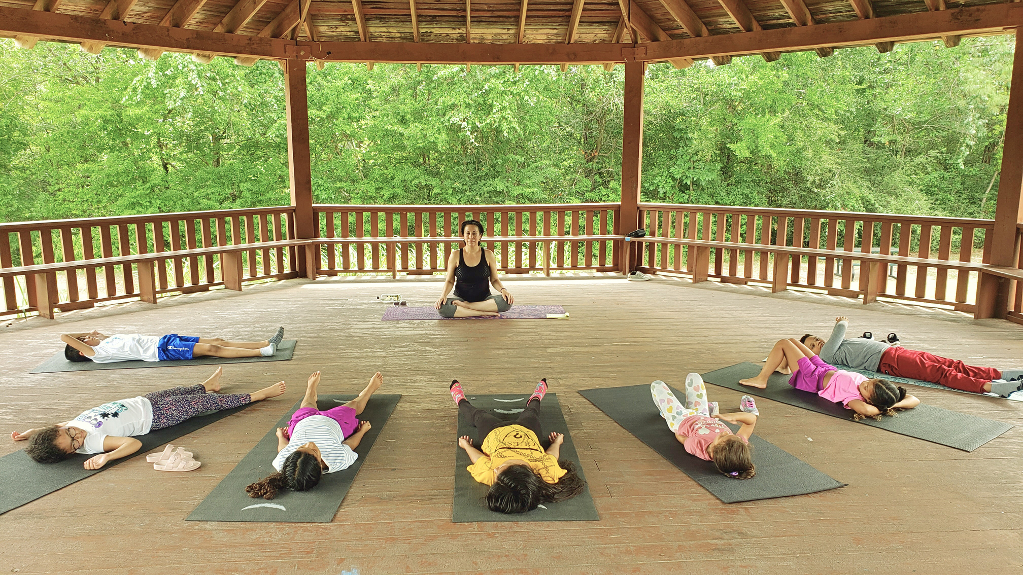 Arkimusa Kids Club, Yoga y Meditación, postura de relajación. 
Los niños necesitan crecer con calma, alegría y armonía. 
